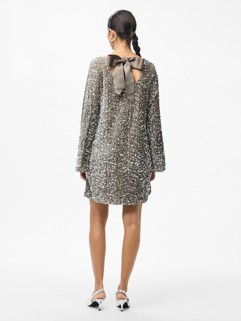 PCKAM LS DEEP BACK BOW DRESS JRS NOOS BC Paljettimekko